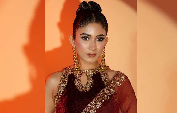 ঠোঁটে ন্যুড লিপস্টিকের মোলায়েম আভা, সঙ্গে ব্লাশ অন আর হাইলাইটারের হালকা ঝিলিক-সব মিলিয়ে এক অসাধারণ গ্লো তৈরি করেছে তার মুখে।