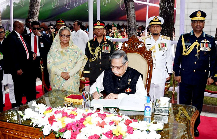 বঙ্গবন্ধু শেখ মুজিবুর রহমানের ১০৪তম জন্মবার্ষিকী উদযাপন উপলক্ষ্যে রাষ্ট্রপতি মো. সাহাবুদ্দিন গোপালগঞ্জের টুঙ্গিপাড়ায় বঙ্গবন্ধু সমাধিসৌধ প্রাঙ্গণে পরিদর্শন বইয়ে স্বাক্ষর করেন। এ সময় প্রধানমন্ত্রী শেখ হাসিনা উপস্থিত ছিলেন। ছবি: পিআইডি