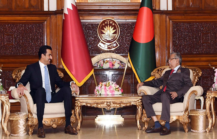 বঙ্গভবনে রাষ্ট্রপতি মো. সাহাবুদ্দিনের সঙ্গে সৌজন্য সাক্ষাৎ করেন ঢাকায় সফররত কাতারের আমির শেখ তামিম বিন হামাদ আল-থানি। ছবি: পিআইডি