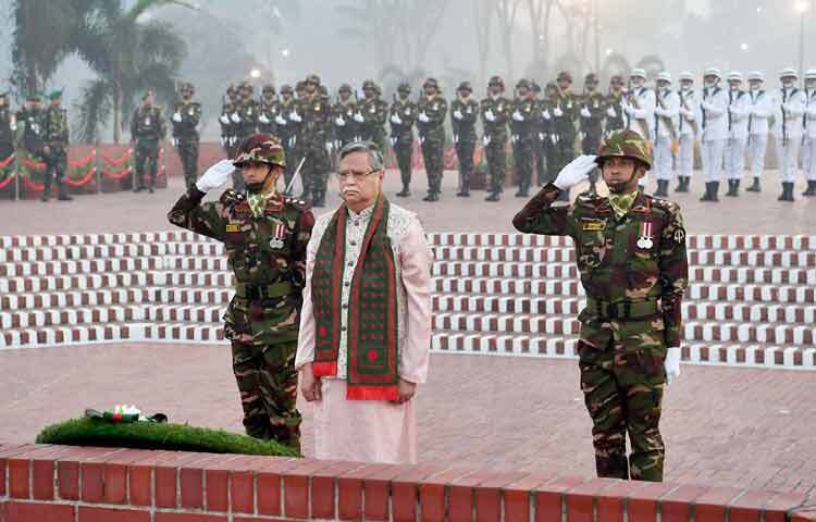 মহান বিজয় দিবস উপলক্ষে ঢাকায় সাভারে জাতীয় স্মৃতিসৌধে পুষ্পস্তবক অর্পণ শেষে শহীদদের প্রতি শ্রদ্ধা জানিয়ে নীরবতা পালন করেন রাষ্ট্রপতি মো. সাহাবুদ্দিন। ছবি: পিআইডি