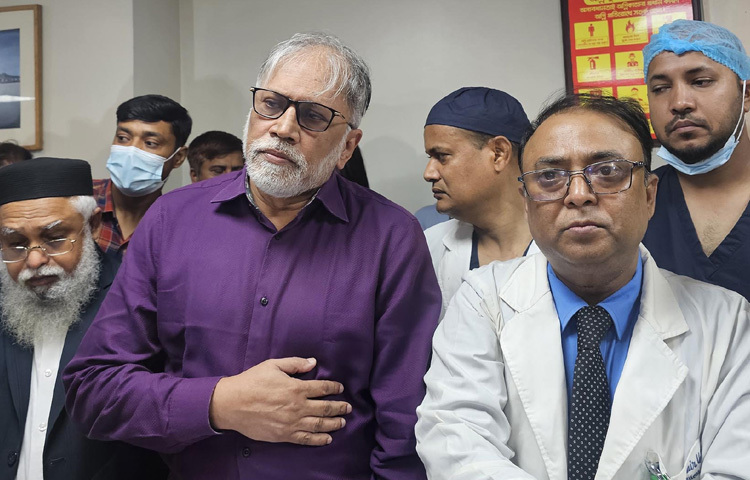 প্রধান উপদেষ্টার স্বাস্থ্য বিষয়ক বিশেষ সহকারী অধ্যাপক ডা. মো. সায়েদুর রহমান আজ ঢাকায় জাতীয় বার্ন ইনস্টিটিউটে উত্তরায় দিয়াবাড়িতে মাইলস্টোন স্কুল অ্যান্ড কলেজে বিমান বিধ্বস্তে আহত ও নিহতদের বিষয়ে প্রেস ব্রিফিং করেন। ছবি: পিআইডি