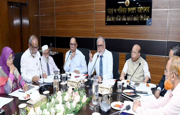 ঢাকায় মন্ত্রণালয়ের সভাকক্ষে স্বাস্থ্যসেবা কর্মী ও প্রতিষ্ঠান সুরক্ষা অধ্যাদেশ, ২০২৫ এবং রোগী সুরক্ষা ও প্রতিকার অধ্যাদেশ, ২০২৫ এর খসড়া পর্যালোচনার লক্ষ্যে অংশীজন সভায় বক্তৃতা করেন স্বাস্থ্য ও পরিবার কল্যাণ মন্ত্রণালয়ের বিশেষ সহকারী অধ্যাপক ডা. মো. সায়েদুর রহমান। এসময় স্বাস্থ্যসেবা বিভাগের সচিব মো. সাইদুর রহমান উপস্থিত ছিলেন। ছবি: পিআইডি