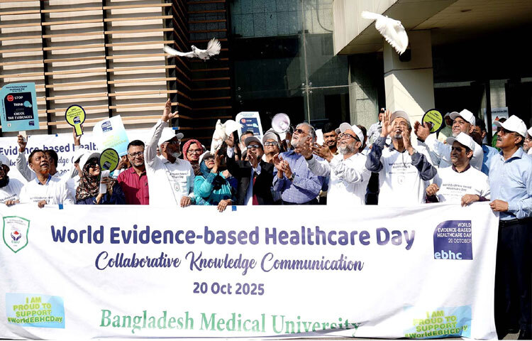 ঢাকায় শাহবাগে বাংলাদেশ মেডিকেল বিশ্ববিদ্যালয় আয়োজিত ওয়ার্ল্ড এভিডেন্স-বেইসড হেলথকেয়ার ডে উপলক্ষ্যে র‍্যালিতে অংশ নেন স্বাস্থ্য ও পরিবার কল্যাণ মন্ত্রণালয় সম্পর্কিত প্রধান উপদেষ্টার বিশেষ সহকারী অধ্যাপক ডা. মো. সায়েদুর রহমান। ছবি: পিআইডি