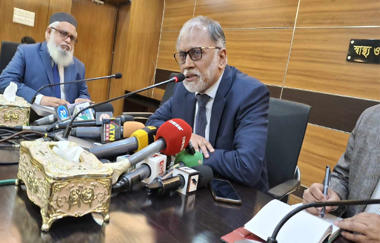 বেসরকারি হাসপাতালে চিকিৎসক ও নার্সদের সর্বনিম্ন বেতন সরকার নির্ধারণ করে দেবে বলে জানিয়েছেন স্বাস্থ্য মন্ত্রণালয়ে দায়িত্ব পালন করা প্রধান উপদেষ্টার বিশেষ সহকারী (প্রতিমন্ত্রী) অধ্যাপক ডা. মো. সায়েদুর রহমান। ছবি: মাসুদ রানা