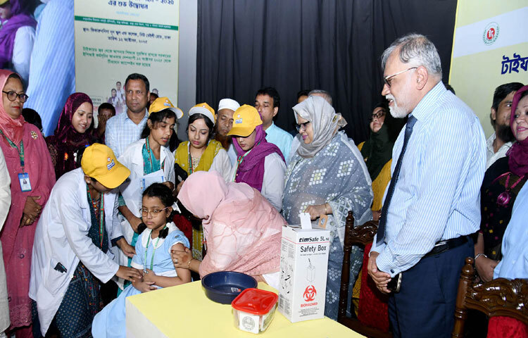 স্বাস্থ্য ও পরিবার কল্যাণ মন্ত্রণালয় সম্পর্কিত প্রধান উপদেষ্টার বিশেষ সহকারী ডা. মো. সায়েদুর রহমান ঢাকায় নিউ বেইলি রোডে ভিকারুননিসা নূন স্কুল অ্যান্ড কলেজে টাইফয়েড টিকাদান ক্যাম্পেইন-২০২৫ পর্যবেক্ষণ করেন। ছবি: পিআইডি