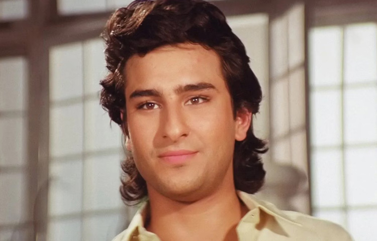 সাইফের সিনেমা যাত্রা শুরু হয় ১৯৯৩ সালে ‘পরম্পরা’ ছবির মাধ্যমে। প্রথমদিকে তিনি রোমান্টিক হিরো হিসেবে বেশি পরিচিতি পান ‘ইয়ে দিল্লাগি’, ‘ম্যায় খিলাড়ি তু আনাড়ি’, ‘দিল চাহতা হ্যায়’, ‘কাল হো না হো’ এসব ছবিতে তার সহজ-সরল অভিনয় দর্শকের মন জয় করে।