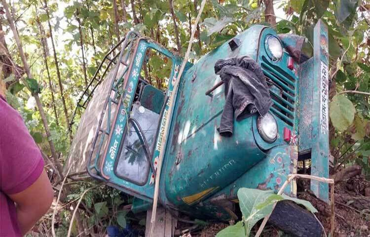 রাঙ্গামাটির সাজেক থেকে ফেরার পথে পর্যটকবাহী জিপ পাহাড়ি খাদে পড়ে গেছে। এতে ১০ পর্যটক আহত হয়েছে। ছবি: সাইফুল উদ্দীন
