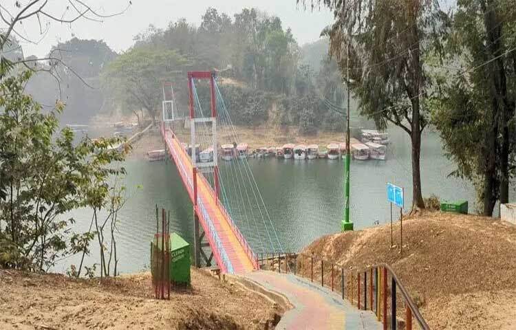 আসন্ন ঈদুল ফিতরের টানা ছুটিকে সামনে রেখে পার্বত্য জেলা রাঙামাটিতে পর্যটকদের ব্যাপক সমাগমের প্রত্যাশা করছেন সংশ্লিষ্টরা। ইতোমধ্যে পর্যটকদের বরণে প্রস্তুত রাঙামাটি ও জনপ্রিয় পর্যটনকেন্দ্র সাজেক। এছাড়া রিসোর্ট ও কটেজগুলোতে আগাম বুকিং শুরু হয়েছে।