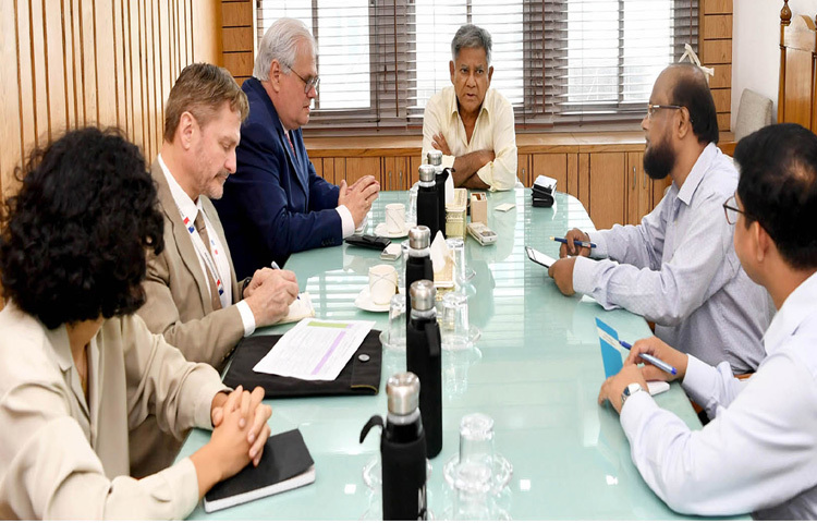 নৌপরিবহন উপদেষ্টা ব্রিগেডিয়ার জেনারেল (অব.) ড. এম সাখাওয়াত হোসেনের সঙ্গে মন্ত্রণালয়ে তার অফিসকক্ষে সাক্ষাৎ করেন মিয়ানমার সংক্রান্ত ফ্রান্সের বিশেষ দূত ক্রিশ্চিয়ান লেচারভি। ছবি: পিআইডি