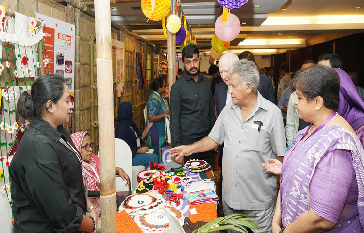 রাজধানীর একটি হোটেলে জাতীয় দক্ষতা উন্নয়ন কর্তৃপক্ষ আয়োজিত ‘হারাইজন ফেস্ট: সেলিব্রেটিং উইমেন, স্কিলস অ্যান্ড এমপ্লয়মেন্ট’ শীর্ষক অনুষ্ঠানে প্রধান অতিথির বক্তৃতা শেষে স্টল ঘুরে দেখেন নৌপরিবহন এবং শ্রম ও কর্মসংস্থান উপদেষ্টা ব্রিগেডিয়ার জেনারেল (অব.) ড. এম সাখাওয়াত হোসেন। ছবি: পিআইডি