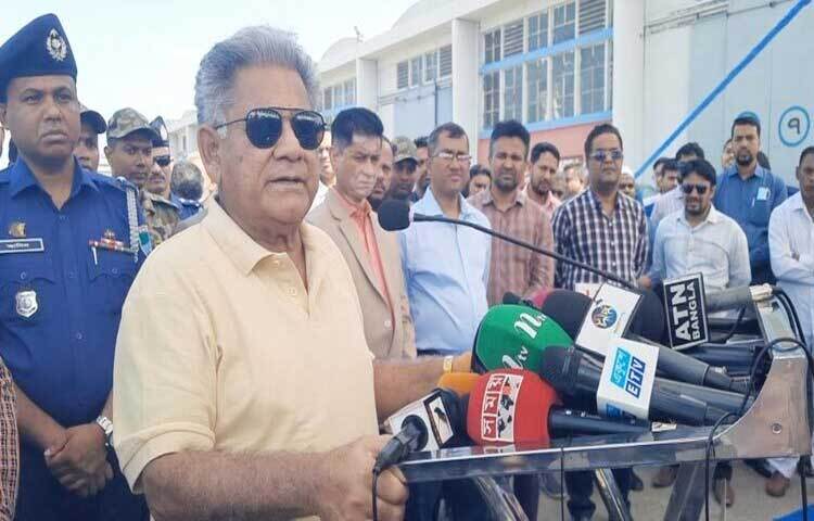 অন্তর্বর্তীকালীন সরকারের উপদেষ্টা ব্রিগেডিয়ার জেনারেল (অব.) এম সাখাওয়াত হোসেন বলেছেন, মোংলা বন্দরে কনটেইনার টার্মিনাল নেই। এখানে কনটেইনার টার্মিনাল হলে চট্টগ্রামের ওপর চাপ কমবে। ছবি: আবু হোসাইন সুমন