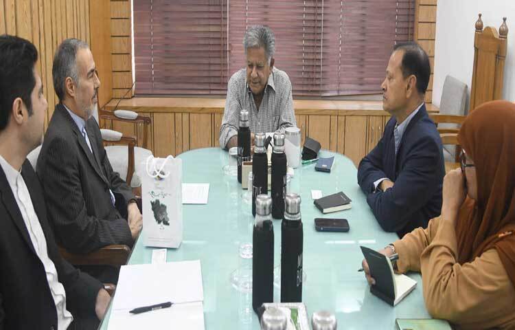 নৌপরিবহন উপদেষ্টা ব্রিগেডিয়ার জেনারেল (অব.) ড. এম সাখাওয়াত হোসেনের সাথে সাক্ষাৎ করেন বাংলাদেশে ইরানের রাষ্ট্রদূত মানসুর চাভুশি। ছবি: পিআইডি