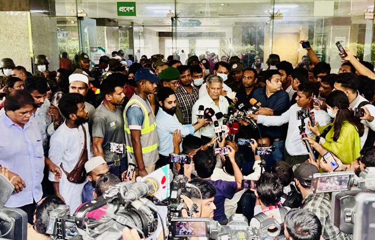 ঢাকায় জাতীয় বার্ন ও প্লাস্টিক সার্জারি ইনস্টিটিউটে উত্তরার দিয়াবাড়িতে বিমান দুর্ঘটনায় আহতদের চিকিৎসার খোঁজখবর নেন শ্রম ও কর্মসংস্থান উপদেষ্টা ব্রিগেডিয়ার জেনারেল (অব.) ড. এম সাখাওয়াত হোসেন। এসময় তিনি সাংবাদিকদের ব্রিফ করেন। ছবি: পিআইডি