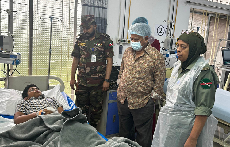 ঢাকায় সম্মিলিত সামরিক হাসপাতালে মাইলস্টোন স্কুল অ্যান্ড কলেজে বিমান দুর্ঘটনায় দগ্ধ চিকিৎসাধীন রোগীদের খোঁজখবর নেন নৌ পরিবহন উপদেষ্টা ব্রিগেডিয়ার জেনারেল (অব.) ড. এম সাখাওয়াত হোসেন। ছবি: পিআইডি