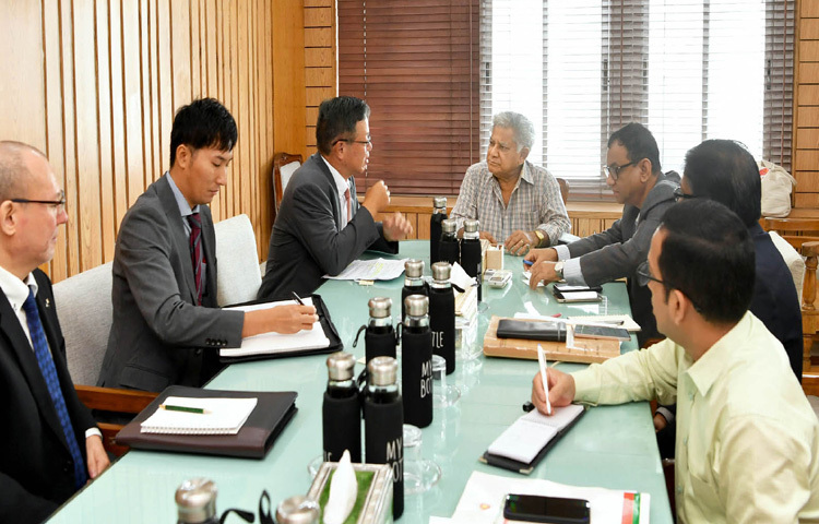 নৌপরিবহন উপদেষ্টা ব্রিগেডিয়ার জেনারেল (অব.) ড. এম সাখাওয়াত হোসেনের সঙ্গে মন্ত্রণালয়ের সভাকক্ষে সাক্ষাৎ করেন বাংলাদেশে জাপানের রাষ্ট্রদূত সাইদা শিনিচি। ছবি: পিআইডি