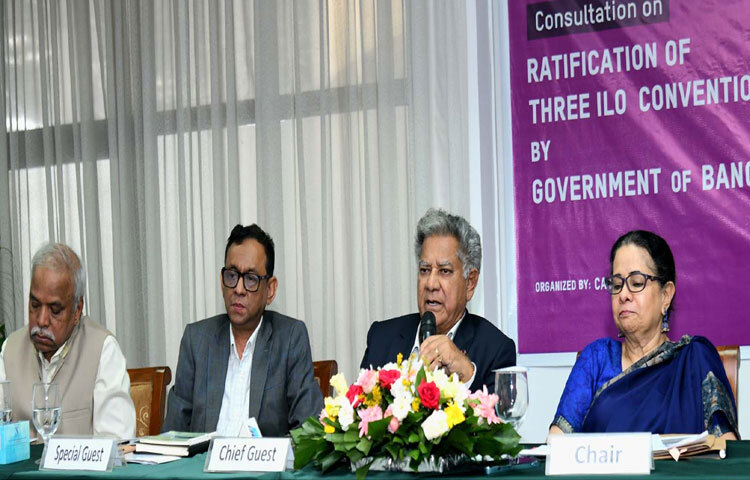 ঢাকায় বাংলাদেশ-চীন মৈত্রী সম্মেলন কেন্দ্রে আইএলও-এর তিনটি কনভেনশনে স্বাক্ষর উপলক্ষ্যে আয়োজিত মতবিনিময় সভায় প্রধান অতিথির বক্তৃতা করেন শ্রম ও কর্মসংস্থান এবং নৌপরিবহন উপদেষ্টা ব্রিগেডিয়ার জেনারেল (অব.) ড. এম সাখাওয়াত হোসেন। ছবি: পিআইডি