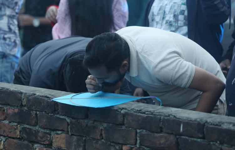 লক্ষ্মীবাজারের নবদ্বীপ বোসাক লেনের স্থায়ী বাসিন্দা আল-আমিন হোসেনের ব্যস্ততা আজ তুঙ্গে। পরিবারের ছোট-বড় সবাইকে নিয়ে মেতেছেন ঘুড়ি ওড়ানোর উৎসবে। তিনি বলেন, কয়েকদিন আগেই শাঁখারীবাজার থেকে সেরা মানের সুতো আর ঘুড়ি সংগ্রহ করেছি। দিনটির জন্য সারা বছর অপেক্ষায় থাকি। ছোটবেলার সেই শখটা আজও বুড়ো বয়সে তাজা হয়ে ওঠে যখন আকাশে নিজের ঘুড়িটা দাপিয়ে বেড়ায়।