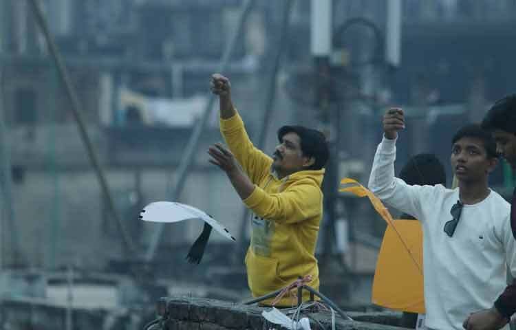 সবার হাতে নাটাই আর সুতো। আকাশে ডানা মেলেছে চিল ঘুড়ি, পতিঙ্গা, চক্ষুদার, গয়দার ও মাছরাঙা। আকাশের দখল নিতে চলছে এক ছাদের সঙ্গে অন্য ছাদের ঘুড়ি কাটাকাটির তুমুল লড়াই।