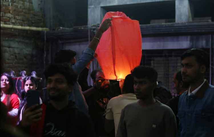 লক্ষ্মীবাজারের স্থানীয় বাসিন্দা ইমরান হোসেন বলেন, সাকরাইন এখন আর শুধু পুরান ঢাকার গণ্ডিতে সীমাবদ্ধ নেই। আত্মীয়-স্বজন তো বটেই, যান্ত্রিক এই শহরের নানা প্রান্ত থেকে পর্যটক ও দর্শনার্থীরাও আজ পুরান ঢাকায় ভিড় করেন এই দৃশ্য উপভোগ করতে।