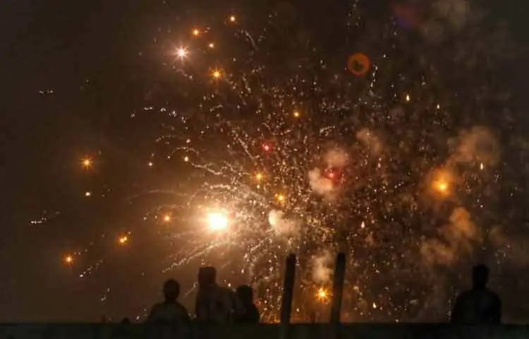 স্থানীয় বাসিন্দারা বলছেন, সন্ধ্যায় ঘুড়ির জায়গা নিয়েছে আতশবাজির ঝলকানি আর ফানুসের মিছিল।