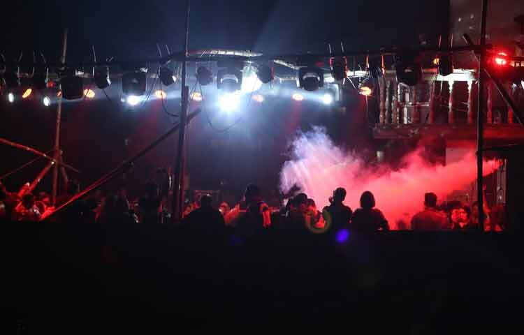 তবে উৎসবের এই আধুনিকায়ন নিয়ে কিছুটা মিশ্র প্রতিক্রিয়াও রয়েছে। নারিন্দার প্রবীণ বাসিন্দা অমিথ রায় বলেন, আগে বাড়িতে বাড়িতে পৌষ সংক্রান্তির পিঠা বানানোর যে ধুম পড়ত, এখন তা কমে গেছে।