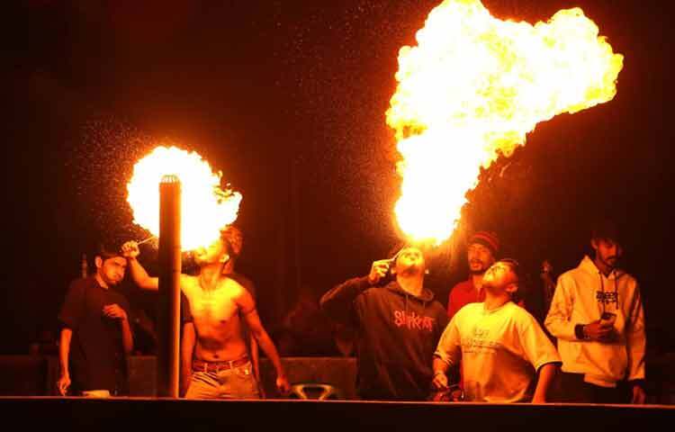 এখনকার তরুণরা ঘুড়ির পাশাপাশি ছাদে উচ্চ শব্দে ডিজে পার্টির আয়োজন করে বেশি। উৎসবে আনন্দ থাকবেই, কিন্তু পিঠা আর আড্ডার সেই পুরনো আমেজটা যেন ফিকে হয়ে আসছে।