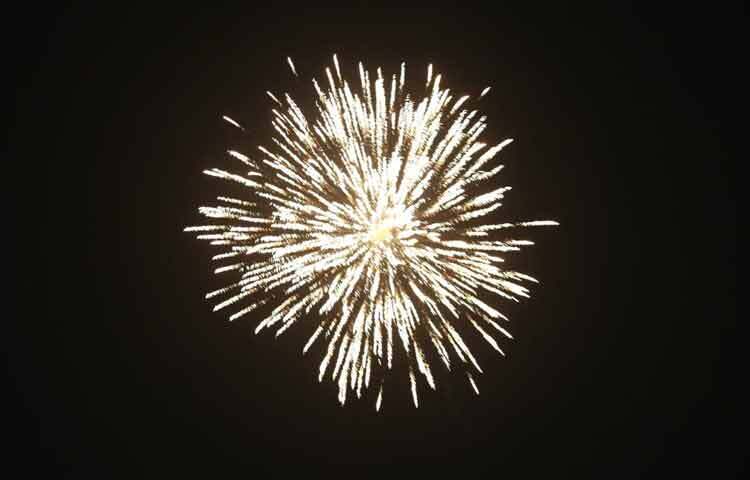 রাতের আকাশ আলোকিত লেজার শো-তে। সব মিলিয়ে উৎসবের রঙে রঙিন পুরান ঢাকা। যদিও এবার কড়াকড়ি রয়েছে। আতশবাজি ও ফানুস উড়ানোয়।