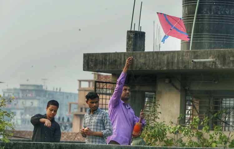 সকাল থেকেই পুরান ঢাকার নারিন্দা, গেন্ডারিয়া, লক্ষ্মীবাজার ও সূত্রাপুর এলাকার বাড়ির ছাদে ছাদে দেখা গেছে নানা বয়সী মানুষের ভিড়।