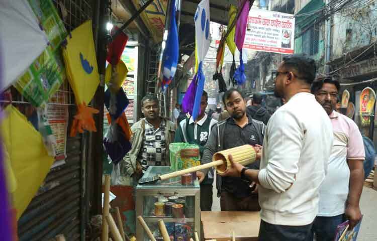 উচ্চ শব্দে গান আর আতশবাজির ব্যবহারে কিছুটা অতিষ্ঠ সাধারণ মানুষ ও শিক্ষার্থীরা। সূত্রাপুরে বসবাসরত জগন্নাথ বিশ্ববিদ্যালয়ের শিক্ষার্থী আলী হোসেন বলেন, সাকরাইন একটি ঐতিহ্য। কিন্তু ডিজে পার্টির বিকট শব্দের কারণে গতকাল থেকেই পড়াশোনা করা দায় হয়ে পড়েছে। ঘিঞ্জি এই এলাকায় ফানুস আর আতশবাজি ওড়ানোটা যেমন আনন্দের, তেমনি কিছুটা ঝুঁকিপূর্ণ।