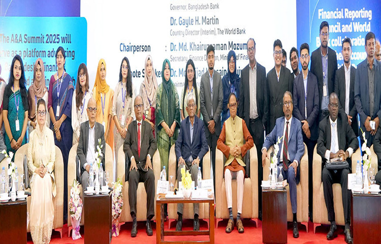 ঢাকায় প্যান প্যাসিফিক সোনারগাঁও হোটেলে ‘অ্যাকাউন্টিং অ্যান্ড অডিটিং সামিটে’ অংশগ্রহণকারীদের সঙ্গে ফটোসেশনে অংশ নেন অর্থ উপদেষ্টা ড. সালেহউদ্দিন আহমেদ। ছবি: পিআইডি