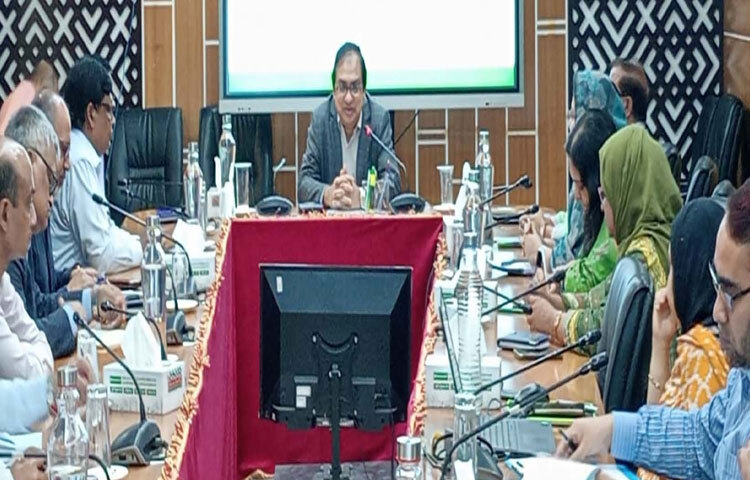 ঢাকায় মন্ত্রণালয়ের সম্মেলনকক্ষে ‘ভূমি মন্ত্রণালয়ের বিভিন্ন আইন সম্পর্কে ধারণা প্রদান এবং রিট মামলার জবাব প্রেরণ প্রক্রিয়া’ বিষয়ক প্রশিক্ষণে মুখ্য আলোচক হিসেবে উপস্থিত ছিলেন ভূমি মন্ত্রণালয়ের সিনিয়র সচিব এ এস এম সালেহ আহমেদ। ছবি: পিআইডি