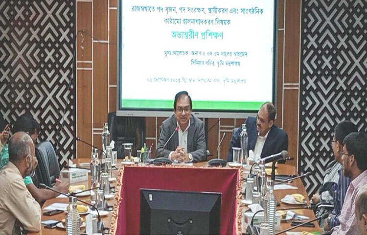 মন্ত্রণালয়ের সম্মেলনকক্ষে ‘রাজস্বখাতে পদ সৃজন, পদ সংরক্ষণ, স্থায়ীকরণ এবং সাংগঠনিক কাঠামো হালনাগাদকরণ’ বিষয়ক অভ্যন্তরীণ প্রশিক্ষণে মুখ্য আলোচক হিসেবে বক্তৃতা করেন ভূমি মন্ত্রণালয়ের সিনিয়র সচিব এ এস এম সালেহ আহমেদ। ছবি: পিআইডি