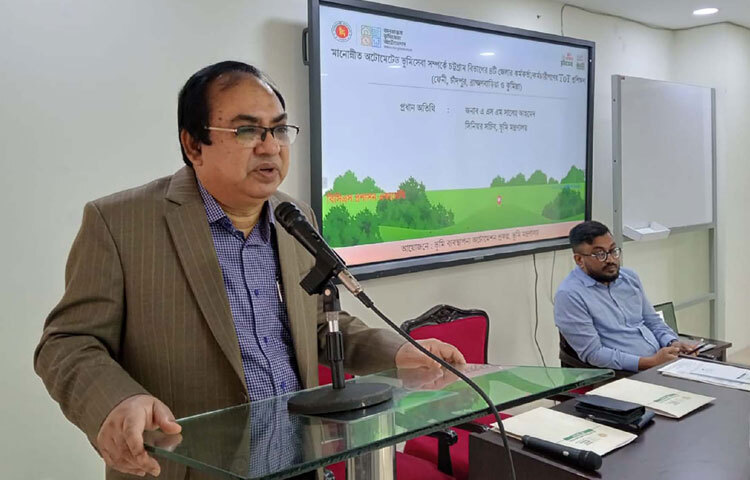 ঢাকায় বিসিএস প্রশাসন একাডেমির সেমিনারকক্ষে মানোন্নীত অটোমেটেড ভূমিসেবা সম্পর্কে চট্টগ্রাম বিভাগের ৪টি জেলার কর্মকর্তা/কর্মচারীগণের ট্রেনিং অব ট্রেইনার্স প্রশিক্ষণে প্রধান অতিথির বক্তৃতা করেন ভূমি মন্ত্রণালয়ের সিনিয়র সচিব এ এস এম সালেহ আহমেদ। ছবি: পিআইডি