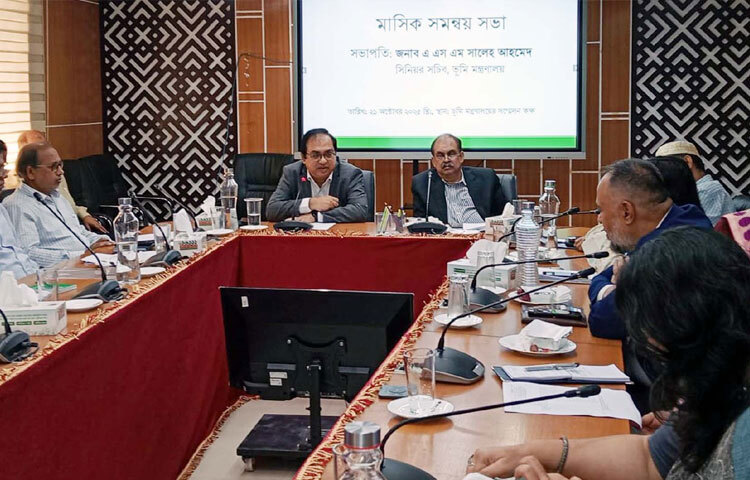 মন্ত্রণালয়ের সভাকক্ষে মাসিক সমন্বয় সভায় সভাপতির বক্তৃতা করেন ভূমি মন্ত্রণালয়ের সিনিয়র সচিব এ এস এম সালেহ আহমেদ। ছবি: পিআইডি