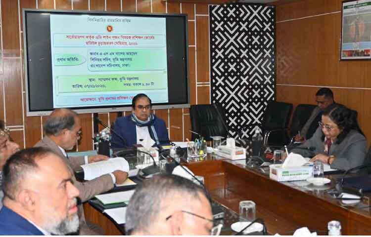 ভূমি মন্ত্রণালয়ের সিনিয়র সচিব এ এস এম সালেহ আহমেদ মন্ত্রণালয়ের সভাকক্ষে ‘সার্ভেয়ারগণ কর্তৃক এডি লাইন সৃজন’ বিষয়ক প্রশিক্ষণ কোর্সের মডিউল চূড়ান্তকরণ সেমিনারে প্রধান অতিথির বক্তৃতা করেন। ছবি: পিআইডি