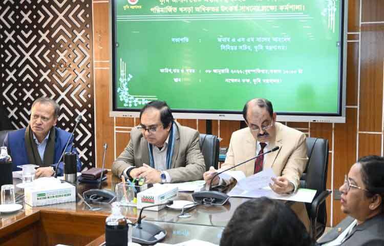 ঢাকায় মন্ত্রণালয়ের সম্মেলনকক্ষে ‘ভূমি আপীল বোর্ড অধ্যাদেশ ২০২৬’ এর খসড়ার ওপর পরিমার্জিত খসড়া অধিকতর উৎকর্ষ সাধনের লক্ষ্যে আয়োজিত কর্মশালায় বক্তৃতা করেন ভূমি মন্ত্রণালয়ের সিনিয়র সচিব এ এস এম সালেহ আহমেদ। ছবি: পিআইডি