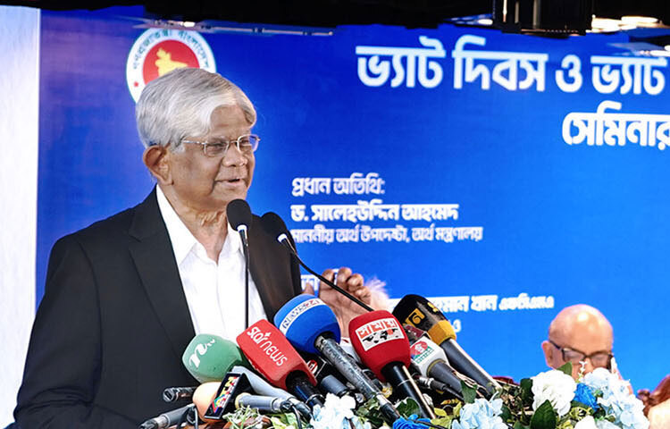 ঢাকায় আগারগাঁওয়ে রাজস্ব ভবনের সম্মেলনকক্ষে ‘ভ্যাট দিবস ও ভ্যাট সপ্তাহ-২০২৫’ উপলক্ষ্যে আয়োজিত সেমিনারে প্রধান অতিথির বক্তৃতা করেন অর্থ উপদেষ্টা ড. সালেহউদ্দিন আহমেদ। ছবি: পিআইডি