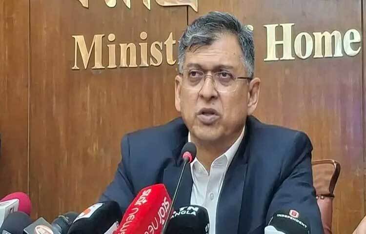 স্বরাষ্ট্রমন্ত্রী সালাহউদ্দিন আহমদ বলেছেন, বাংলাদেশে যত শীর্ষ সন্ত্রাসী, চাঁদাবাজ আছে তাদেরকে অতি শিগগির আইনের আওতায় আনা হবে। কীভাবে আনা হবে সেই পরিকল্পনা ফাঁস করতে চাই না। অ্যাকশন শুরু হবে শিগগির।