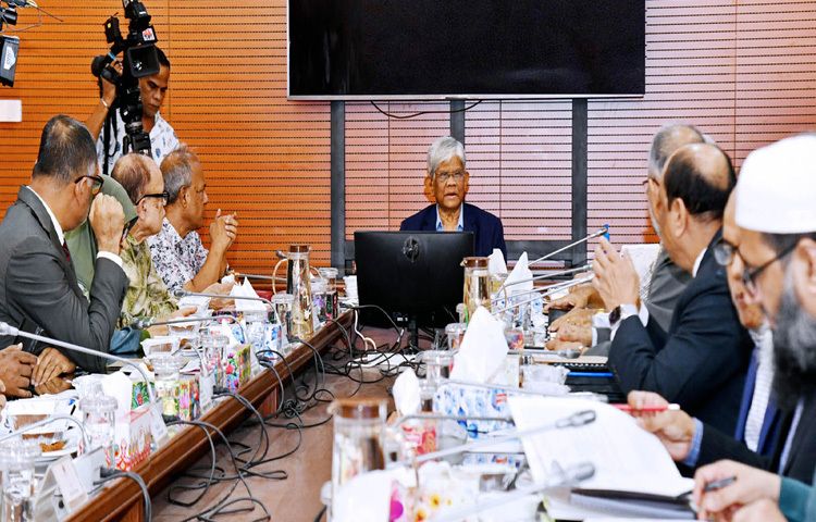 সচিবালয়ে মন্ত্রিপরিষদ বিভাগের নবনির্মিত ভবনের সভাকক্ষে সরকারি ক্রয় সংক্রান্ত উপদেষ্টা কমিটির সভায় সভাপতির বক্তৃতা করেন অর্থ উপদেষ্টা ড. সালেহউদ্দিন আহমেদ। ছবি: পিআইডি