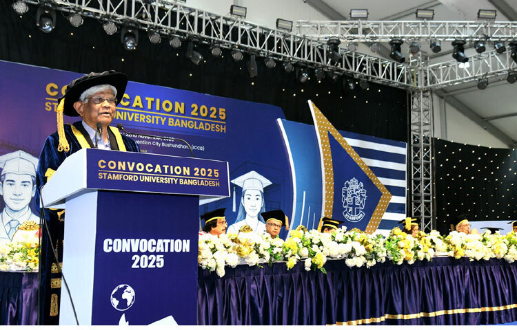 রাজধানীর বসুন্ধরা আন্তর্জাতিক কনভেনশন সেন্টারের এক্সপোভিলেজে স্ট্যামফোর্ড ইউনিভার্সিটি বাংলাদেশের সমাবর্তনে সভাপতির বক্তৃতা করেন অর্থ এবং বিজ্ঞান ও প্রযুক্তি উপদেষ্টা ড. সালেহউদ্দিন আহমেদ। ছবি: পিআইডি