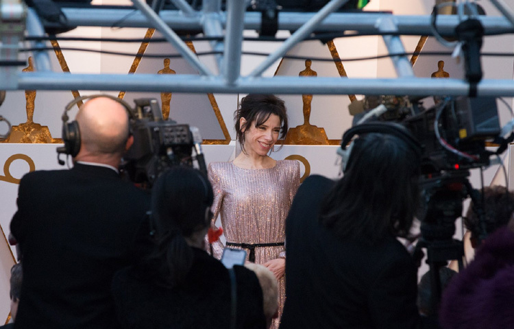 তিনি শুধু একজন অভিনেত্রী নন, বরং একজন ভাষাহীন কাব্যকার; যিনি তার প্রতিটি চরিত্রে আবেগের গাঢ়তা, অনুভবের তীব্রতা এবং বাস্তবতার ছায়া বুনে দেন নিখুঁতভাবে।