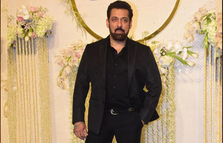 নিজের বিয়ের খবর না দিলেও অন্যদের বিয়ের শুভেচ্ছা জানাতে কার্পণ্য করেন না ভাইজান। এবারও এর ব্যতিক্রম হয়নি। শুভেচ্ছা জানাতে হাজির হয়েছিলেন বন্ধুর মেয়ের বিয়েতেও। এদিন সালমান খান পড়েছিলেন কালো রয়ের কোর্ট -প্যান্ট। ছবি: সংগৃহীত