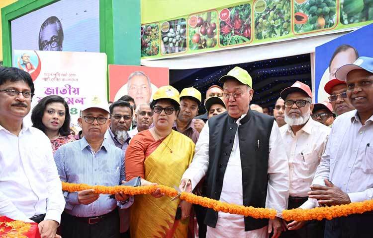 আজ রাজধানীর খামারবাড়িতে কেআইবি চত্বরে জাতীয় ফল মেলা-২০২৪ উদ্বোধন করেন কৃষিমন্ত্রী ড. মো. আব্দুস শহীদ। ছবি: পিআইডি