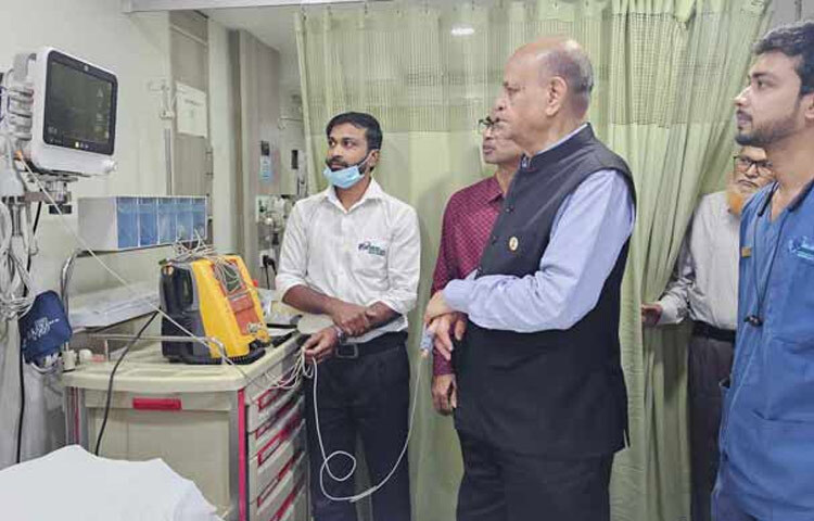 চিকিৎসায় কোনো ধরনের অবহেলা মেনে নেওয়া হবে না বলে জানিয়েছেন স্বাস্থ্যমন্ত্রী ডা. সামন্ত লাল সেন। তিনি বলেন, চিকিৎসায় কোনো নেগ্লেজেন্সি বা অবহেলা আমি মেনে নেবো না। মানুষের জীবন কিন্তু একটাই। চলে গেলে আর আসে না। আজ দুপুরে ঢাকায় বিভিন্ন বেসরকারি হাসপাতাল পরিদর্শন শেষে এ কথা বলেন স্বাস্থ্যমন্ত্রী। এর আগে তিনি ধানমন্ডি ল্যাবএইড হাসপাতালের জরুরি বিভাগ, মেডিকেল চেকআপ রুম, এন্ডোসকপি ও কলোনস্কপি বিভাগ, সিসিইউ বিভাগসহ বিভিন্ন বিভাগ পরিদর্শন করেন। ছবি- জাগো নিউজ