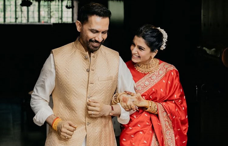 হাসিমুখে ক্যামেরাবন্দী হয়েছেন অভিনেত্রী সামান্থা রুথ প্রভু ও নির্মাতা রাজ নিধুমুরুর।