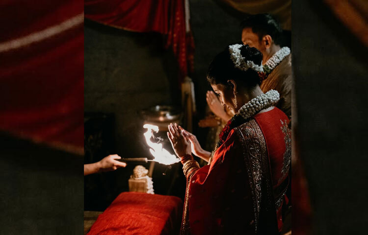 ভারতীয় গণমাধ্যম সূত্রে জানা গেছে, আজ সকালে বিয়ের অনুষ্ঠানটি হয়েছে ইশা যোগা সেন্টারের লিং ভৈরবী মন্দিরে। অনুষ্ঠানে উপস্থিত ছিলেন মোট ৩০ জন অতিথি।