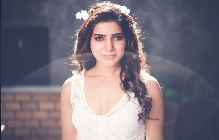 সামান্থার স্টাইলের বিশেষত্ব হলো ঐতিহ্য এবং আধুনিকতার নিখুঁত সমন্বয়। তিনি প্রায়ই বেছে নেন এমন পোশাক যা দক্ষিণ ভারতের ধাঁচে তৈরি হলেও তা আন্তর্জাতিক ট্রেন্ডের সঙ্গে খাপ খায়। পারফেক্ট ফিটেড সিলুয়েট, লম্বা গাউন থেকে শুরু করে ট্রেন্ডি প্রিন্টেড সালোয়ার–কুর্তা সবকিছুতে তিনি দারুণভাবে মানিয়ে যান।