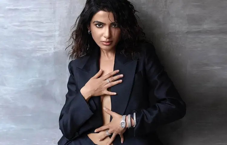 মেকআপ ও অ্যাকসেসরিজের ক্ষেত্রে সামান্থার নিখুঁত বেছে নেওয়া স্টাইল এক কথায় প্রশংসনীয়। সাধারণত তিনি ন্যূড মেকআপ বা স্মোকি আইজের মাধ্যমে লুকটিকে প্রাণবন্ত করেন।