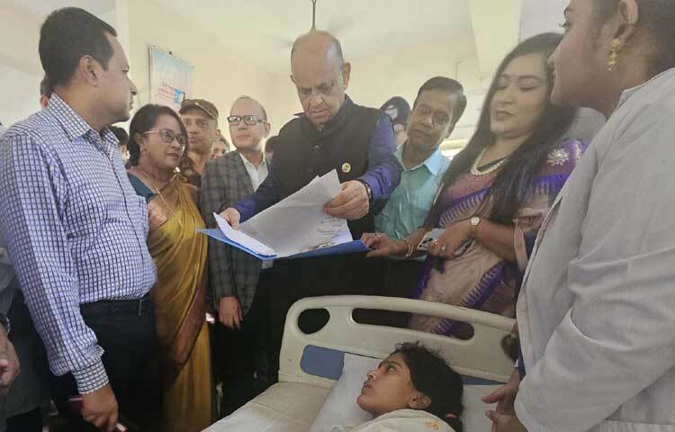 নারায়াণগঞ্জের রূপগঞ্জ উপজেলা স্বাস্থ্য কমপ্লেক্স পরিদর্শনকালে চিকিৎসাধীন রোগীর খোঁজ-খবর নেন স্বাস্থ্য ও পরিবার কল্যাণ মন্ত্রী ডা. সামন্ত লাল সেন। ছবি: পিআইডি