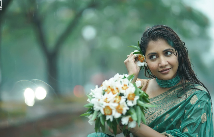 এই লুকের অন্যতম আকর্ষণ সমুদ্র-সবুজ পাথরের লহরার মতো সাজানো চোকার ও মিলিয়ে নেওয়া দুল। এই গয়নাগুলো যেমন রঙে উজ্জ্বল, তেমনই ফ্যাশনে রুচিশীল। যেন বর্ষার আবেশে জেগে ওঠা এক নারীর দীপ্ত আত্মপ্রকাশ।